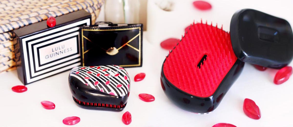 Dvě slavné britské značky spojily svět krásných vlasů a módních doplňků a vznikla žhavá designová novinka – kartáč Tangle Teezer od Lulu Guinness.