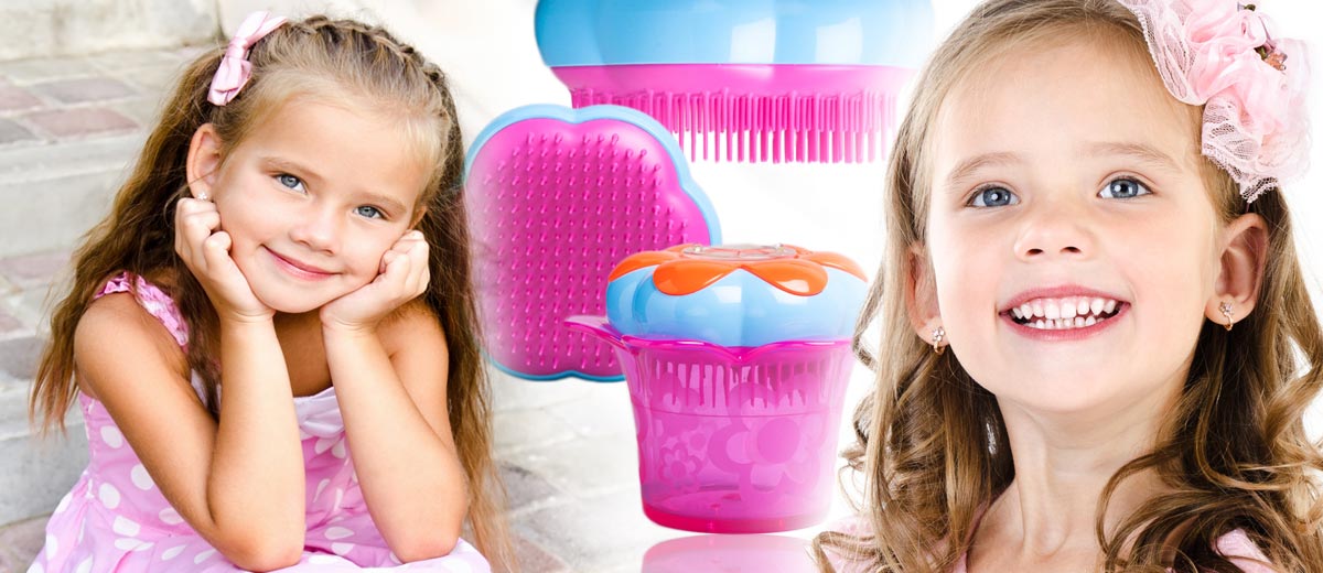 Víte, že se revoluční kartáč na vlasy Tangle Teezer prodává i jako dětský kartáč? Tangle Teezer pro děti vypadá jako kytička a schová i pár sponek.