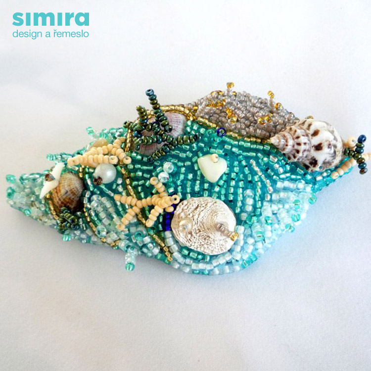 Nádherná letní spona do vlasů s mořskými motivy je šitá z korálků.