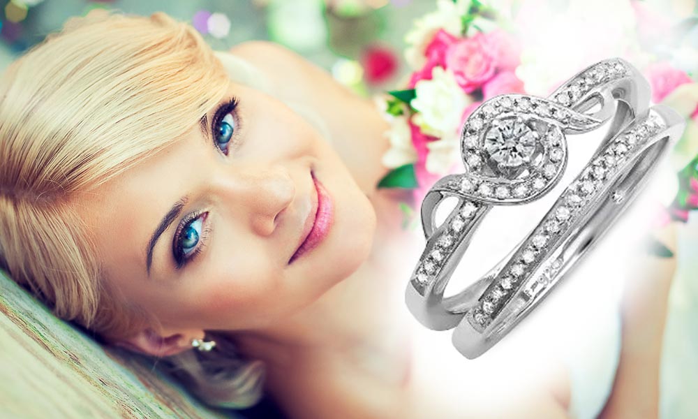 Stříbrný set zásnubního a snubního prstenu s diamanty. Cena: 7300 Kč. (Dodává: Klenotnictví Klenota)