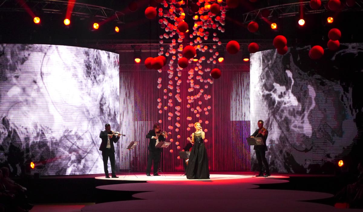 Hudební části programu galavečeru AICHI 2015 vévodila zpěvačka Michaela Gemrotová, která zazpívala i slavnou skladbu z filmu Pátý element, jež ve filmu zpívala filmová Diva PlavaLaguna.